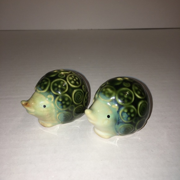 NWOT Mini Ceramic Hedgehog Salt & Pepper Shakers - Picture 1 of 9